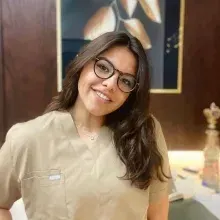 Dt. Melike Kavaloğlu — Diş Hekimi, İstanbul. Portre fotoğrafı.