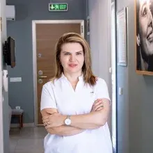 Dt. H. Sever Günay — Diş Hekimi, Muğla. Portre fotoğrafı.