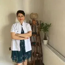 Uzm. Dr. Melike Köroğlu Özel — İzmir. Portre fotoğrafı.