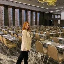 Dkt. Merve Kara — Dil ve Konuşma Terapisi, İzmir. Portre fotoğrafı.