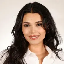 Ezgi Akyüz — Psikoloji, İstanbul. Portre fotoğrafı.