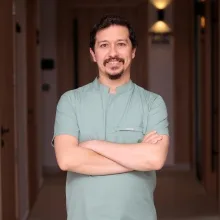 Dr. Dt. Yusuf Buğra Özdemir — İzmir. Portre fotoğrafı.