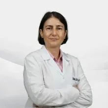 Uzm. Dr. Aysun Tekeli — Dermatoloji, Karşıyaka, İzmir. Portre fotoğrafı.