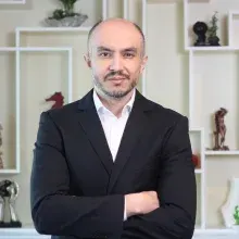 Op. Dr. Tolga Aksan — Plastik Rekonstrüktif Ve Estetik Cerrahi, İstanbul. Portre fotoğrafı.