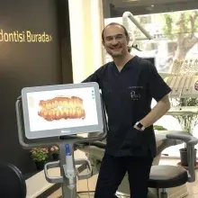 Prof. Dr. Tancan Uysal — Ortodonti, İzmir. Portre fotoğrafı.