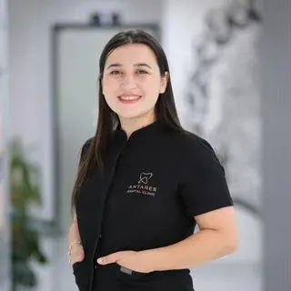 Uzm. Dt. Arife Topaloğlu Öztürk — Ortodonti, Antalya. Portre fotoğrafı.