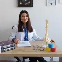 Fzt. Necla Koç — Fizyoterapi Ve Rehabilitasyon, İzmir. Portre fotoğrafı.