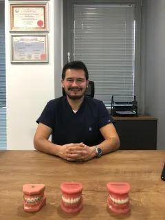 Dr. Dt. Akın Pişiren profilinde yer alan galeri fotoğrafı.