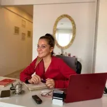 Kl. Psk. Pınar Akdeniz — Psikoloji, Şişli, İstanbul. Portre fotoğrafı.