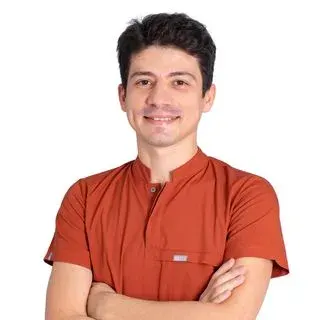 Dt. Emrah Yellice — Diş Hekimi, Karabağlar, İzmir. Portre fotoğrafı.