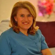 Dt. Canan Yümsel — Diş Hekimi, Antalya. Portre fotoğrafı.
