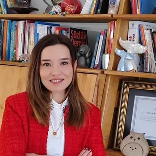 Uzm. Dr. Seheryeli Yılmaz — Çocuk ve Ergen Psikiyatrisi, İstanbul. Portre fotoğrafı.