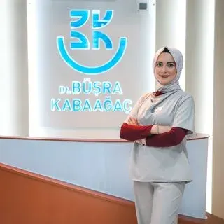 Dt. Büşra Kabaağaç Tezel — Diş Hekimi, Eskişehir. Portre fotoğrafı.