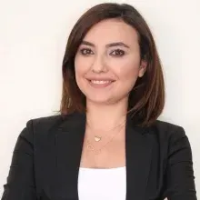 Uzm. Psk. Ebru Zorlutuna — Psikoloji, İzmir. Portre fotoğrafı.