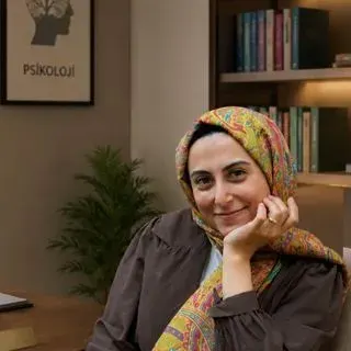 Kl. Psk. Feyza Sümbül Akyüz — Psikoloji, İstanbul. Portre fotoğrafı.