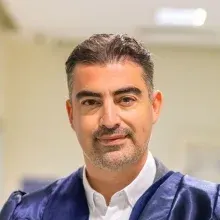 Prof. Dr. Emin Özcan — Nöroloji, İstanbul. Portre fotoğrafı.