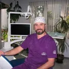 Dr. Dt. Oğan Aykar — Konak, İzmir. Portre fotoğrafı.