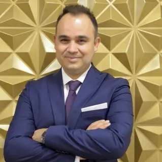 Doç. Dr. Nazmi Özer profilinde yer alan galeri fotoğrafı.