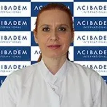 Op. Dr. Nihan Özcan — Kadın Hastalıkları Ve Doğum, İstanbul. Portre fotoğrafı.