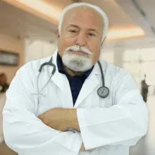 Uzm. Dr. Hüseyin Yaşar — Nöroloji, Kuşadası, Aydın. Portre fotoğrafı.