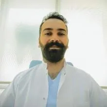 Dr. Dt. Uygar Bakşi — Ağız Diş Ve Çene Cerrahisi, Seyhan, Adana. Portre fotoğrafı.