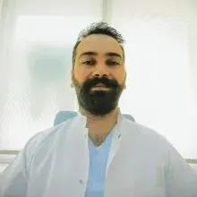 Dr. Dt. Uygar Bakşi — Ağız Diş Ve Çene Cerrahisi, Seyhan, Adana. Portre fotoğrafı.