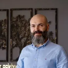 Uzm. Dr. Erdem Örnek — Çocuk ve Ergen Psikiyatrisi, İstanbul. Portre fotoğrafı.