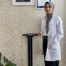Dyt. İrem Efe — Diyetisyen, İstanbul. Portre fotoğrafı.