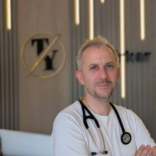 Uzm. Dr. Türker Yılmaz — İç Hastalıkları, Aydın. Portre fotoğrafı.