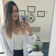 Psk. Simay Özyer — Psikoloji. Portre fotoğrafı.