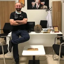 Uzm. Dr. Şükrü Karaca — Kardiyoloji, Çukurova, Adana. Portre fotoğrafı.