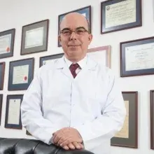 Prof. Dr. Erkan Kaptanoğlu — Beyin Ve Sinir Cerrahisi, İstanbul. Portre fotoğrafı.