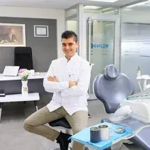 Dt. Gürkan Zeybek — Diş Hekimi, İzmir. Portre fotoğrafı.