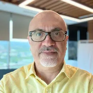 Uzm. Dr. Aziz Denli — Fiziksel Tıp Ve Rehabilitasyon, Ankara. Portre fotoğrafı.