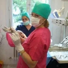 Dt. Ayşe Halide Akıncı — Diş Hekimi, İstanbul. Portre fotoğrafı.