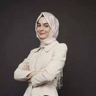 Dkt. Ayşegül Güldal — Dil ve Konuşma Terapisi. Portre fotoğrafı.