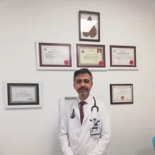 Prof. Dr. Okan Kuzhan — Tıbbi Onkoloji, İstanbul. Portre fotoğrafı.