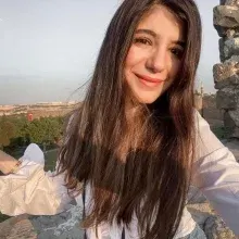 Dyt. Ebru Çelik — Diyetisyen, Adana. Portre fotoğrafı.