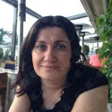 Uzm. Dr. Nahide Gültekin Çem — Dermatoloji, İstanbul. Portre fotoğrafı.