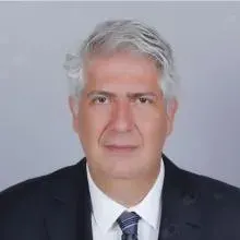 Dt. Tunç Özay — Diş Hekimi, İzmir. Portre fotoğrafı.
