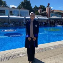 Dyt. Kübra Temurtaş — Diyetisyen, İstanbul. Portre fotoğrafı.