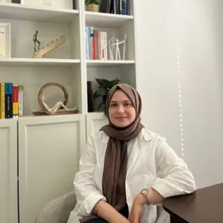 Kl. Psk. Özlem Nur Karakoç — Psikoloji, Kocaeli. Portre fotoğrafı.