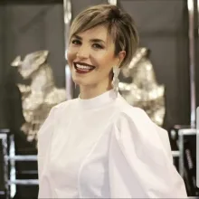 Dr. Özgür Esen Çetiner — Sertifikalı Medikal Estetik, İstanbul. Portre fotoğrafı.