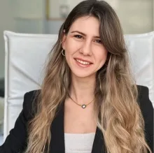 Kl. Psk. Çağla Aras — Psikoloji, İstanbul. Portre fotoğrafı.