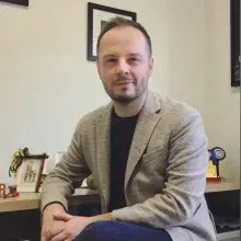 Op. Dr. Onur Numan — Kadın Hastalıkları Ve Doğum, Ankara. Portre fotoğrafı.