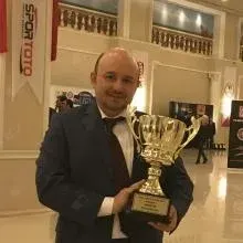 Dt. Mustafa Nüvit Karakaşlı — Diş Hekimi, İstanbul. Portre fotoğrafı.