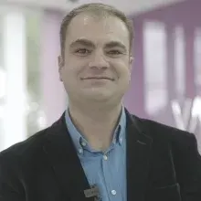 Op. Dr. Mehmet Can Şakı — Plastik Rekonstrüktif Ve Estetik Cerrahi, İstanbul. Portre fotoğrafı.