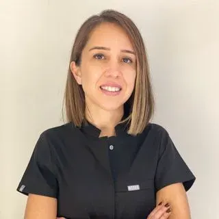 Dt. Nihan Emir — Diş Hekimi, Aydın. Portre fotoğrafı.