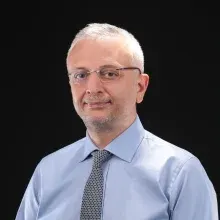 Doç. Dr. Azmi Tufan — Beyin Ve Sinir Cerrahisi, İstanbul. Portre fotoğrafı.