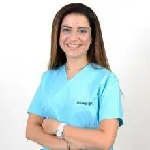 Dr. Dt. Deniz Işık. Portre fotoğrafı.